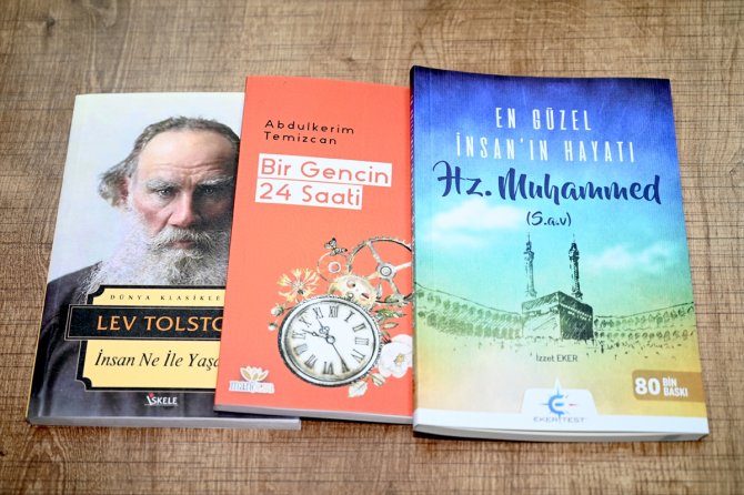 Konya'da kitap okuma yarışmasını kazanan öğrenciler ödüllerini aldı