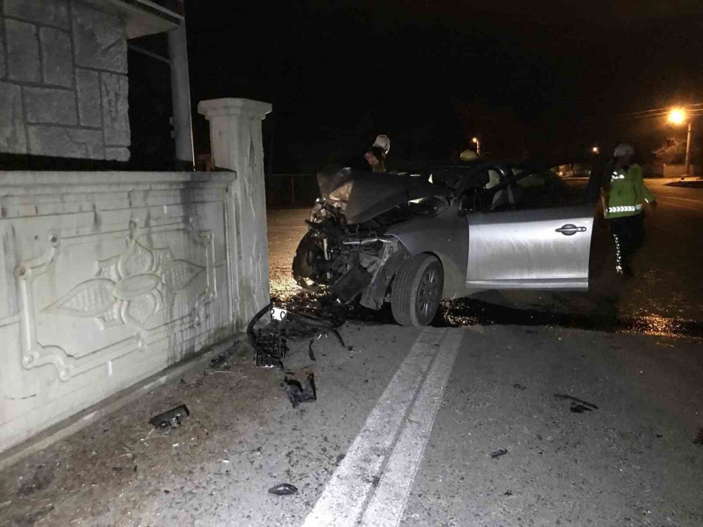 Konya'da kontrolden çıkıp duvara çarpan otomobilin sürücüsü hayatını kaybetti