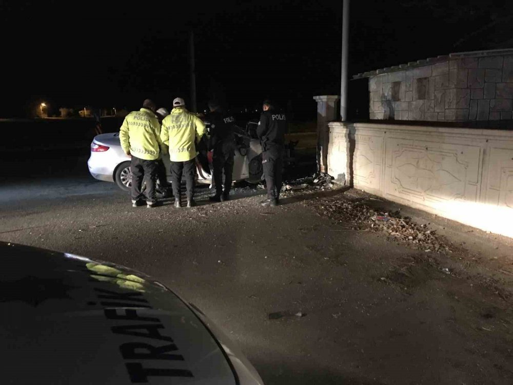 Konya'da kontrolden çıkıp duvara çarpan otomobilin sürücüsü hayatını kaybetti