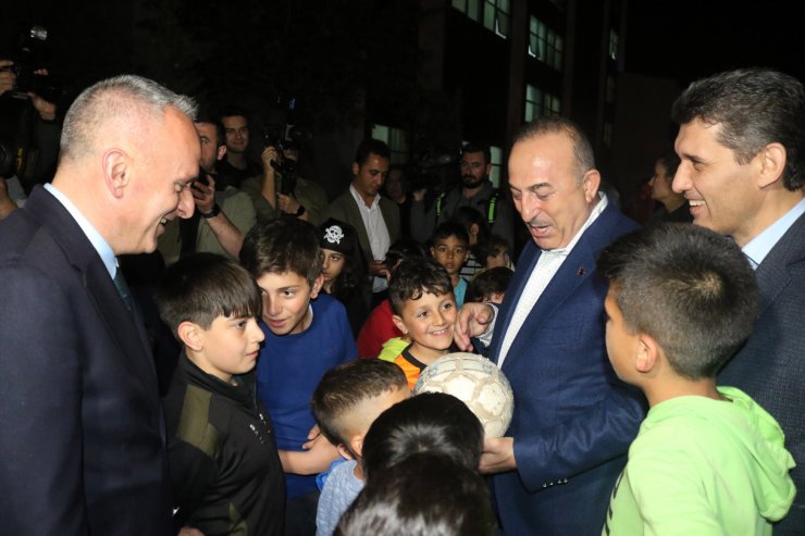 Bakan Çavuşoğlu, iftarını Antalya'da depremzedelerle birlikte yaptı