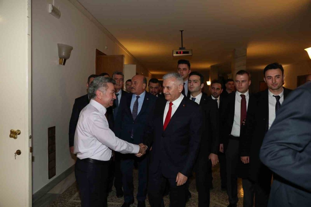 Demirel, Özal ve Erbakan'ı tıraş eden Meclis'in 20 yıllık berberi vekilliğe hazırlanıyor
