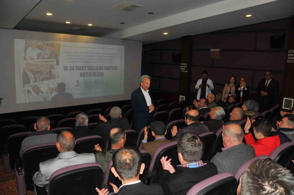 Konya Akşehir’de yaşlıların sinema keyfi