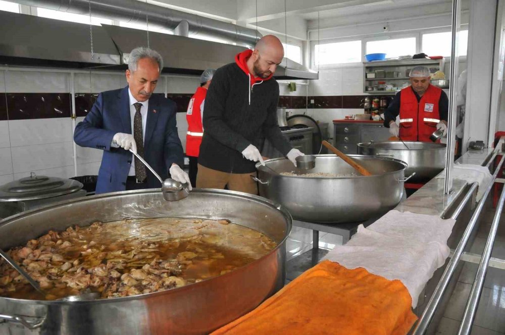 Konya'nın ilçesinde günlük 2 bin 250 kişiye iftar yemeği veriliyor