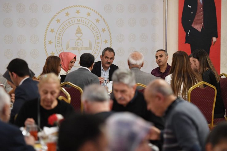 Bakan Özer, Ankara'da depremzede öğretmenlerle iftarda bir araya geldi