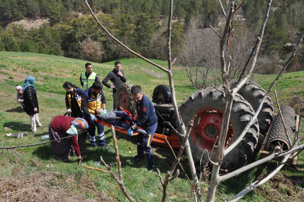 Bolu’da traktör devrildi, dede öldü, torunu yaralandı