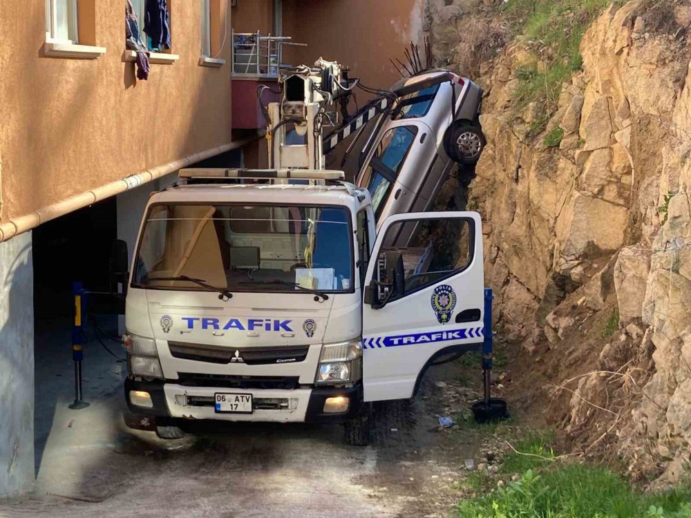 Otomobil bina boşluğuna uçtu: 5 yaralı