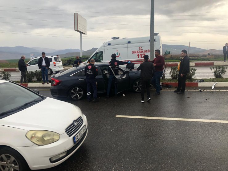 Otomobil direğe çarptı! Yaralılar var