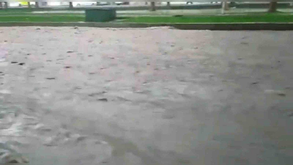 Şanlıurfa’da dolu ve sağanak yağış etkili oldu, yollar dereye döndü