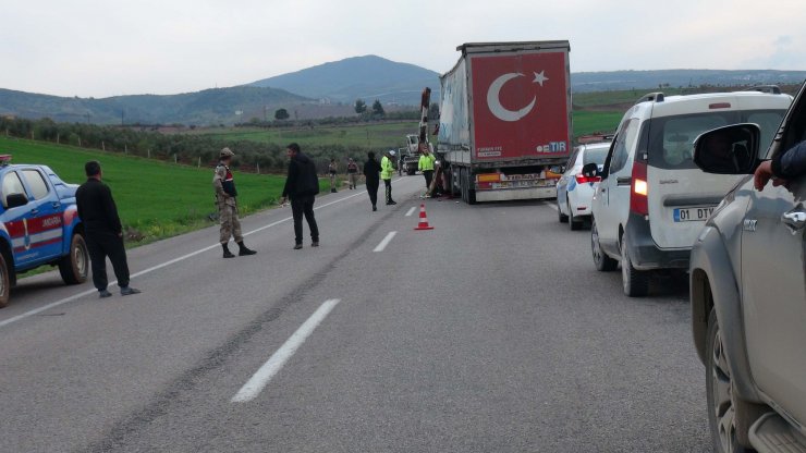 Tır park halindeki TIR'a çarptı: 3 yaralı