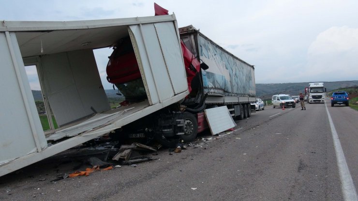 Tır park halindeki TIR'a çarptı: 3 yaralı
