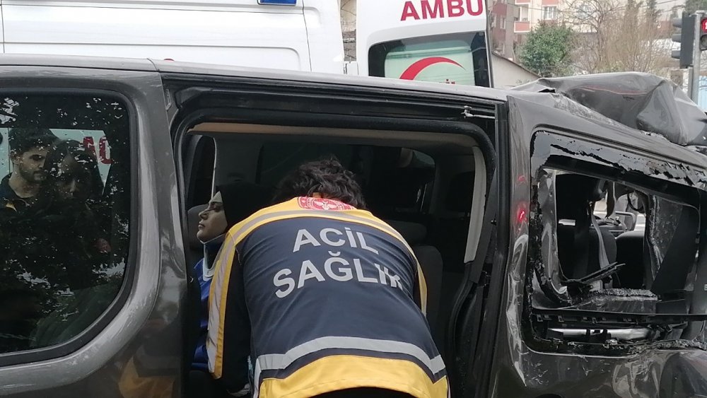 Ters yöne U dönüşü kazayı getirdi: 1’i ağır 4 yaralı