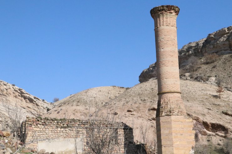 Harabe hale gelen tarihi camiden hırsızlık