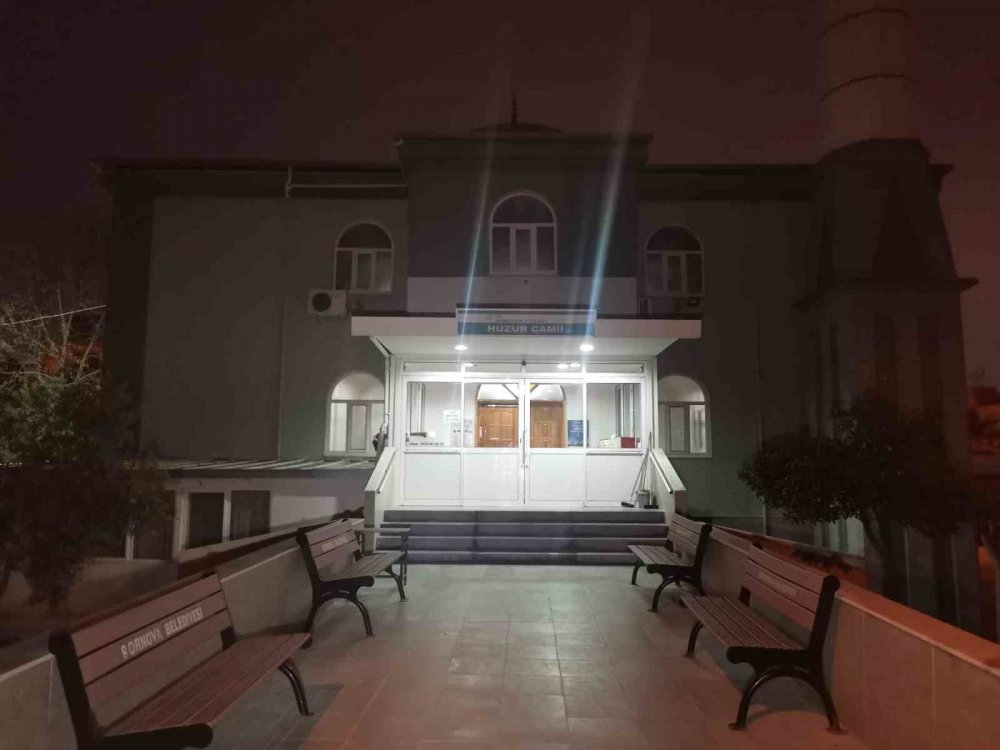 Kapıya siper oldu, cemaati camiye sokmadı