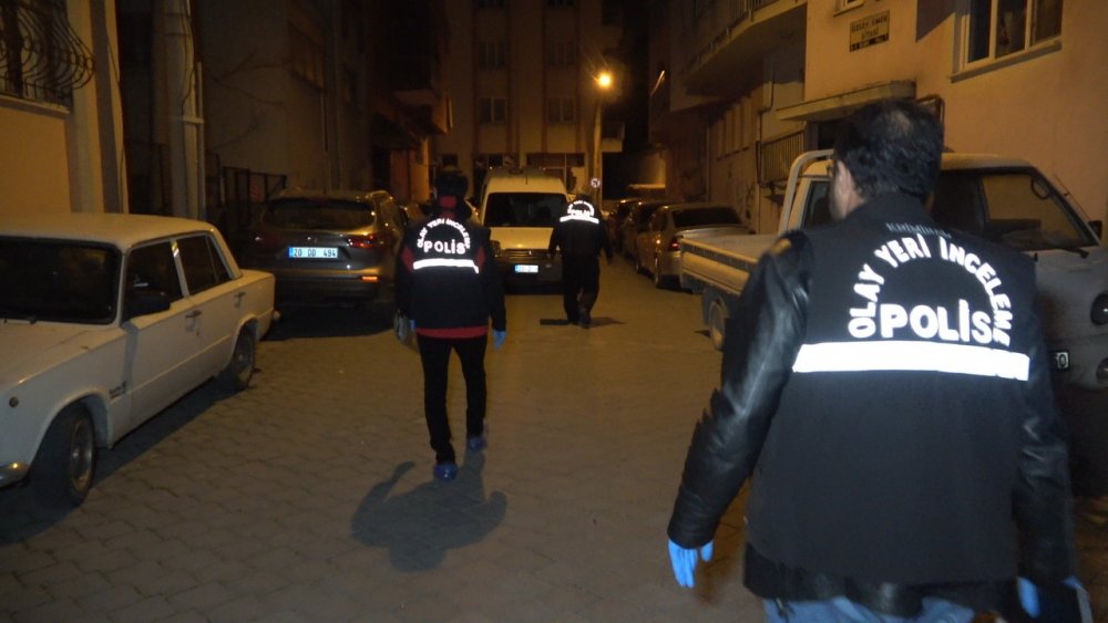 Kocasını göğsünden ve karnından bıçaklayarak öldürdü