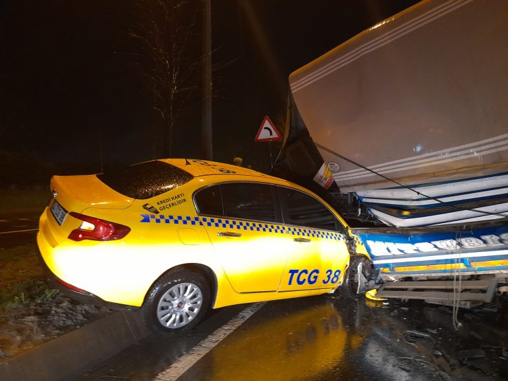 Hafriyat kamyonuna çarpan kamyonet, taksiyi altına aldı: 3 yaralı