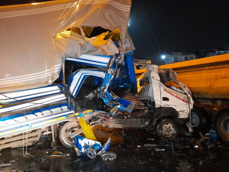 Hafriyat kamyonuna çarpan kamyonet, taksiyi altına aldı: 3 yaralı