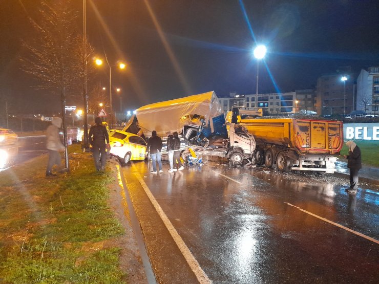 Hafriyat kamyonuna çarpan kamyonet, taksiyi altına aldı: 3 yaralı