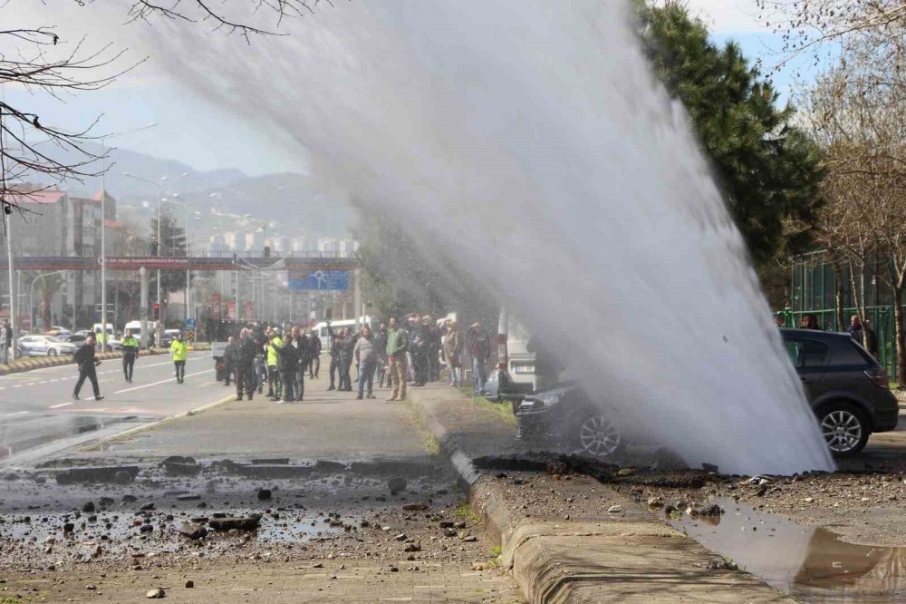 Su borusu patladı, ortalık savaş alanına döndü