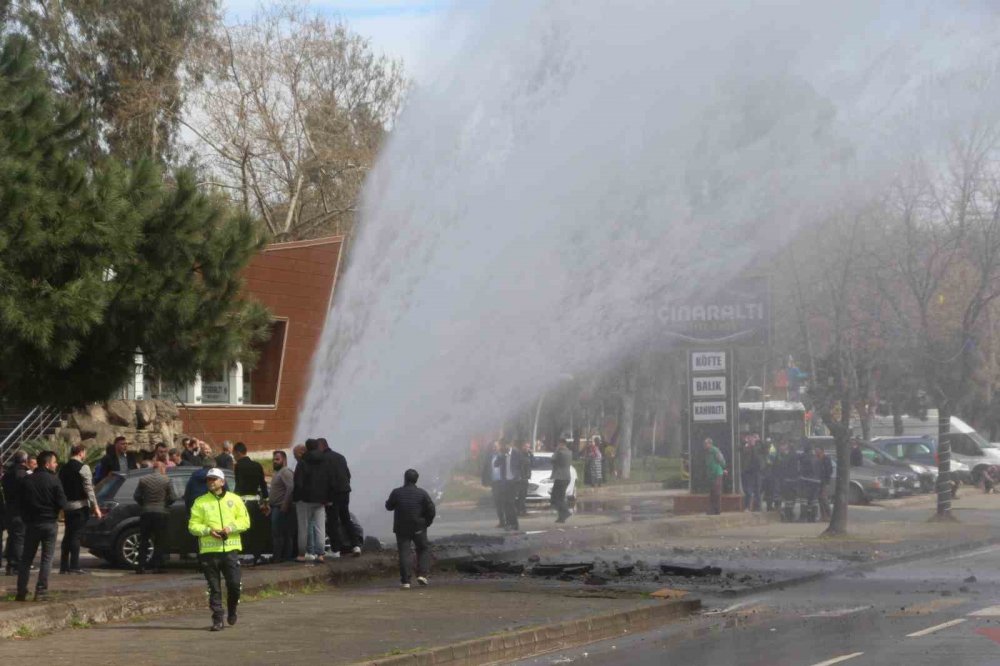 Su borusu patladı, ortalık savaş alanına döndü