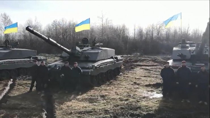 Ukrayna Savunma Bakanı Reznikov, 'Challenger 2' tankıyla sürüş testi yaptı