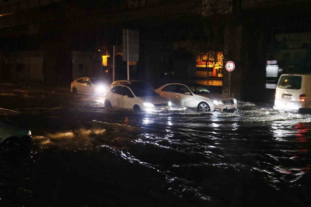 Adana’da gece bastıran sağanak yağış yolları göle çevirdi