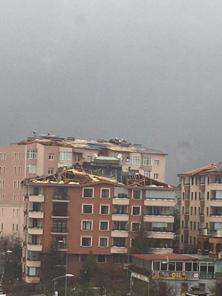 Ankara'da, rüzgarın uçurduğu çatıdan kopan parçalar yan bina ve araçlara isabet etti