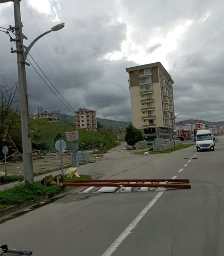 Doğu Karadeniz'de fırtına etkisi; çatı uçtu, ağaç devrildi