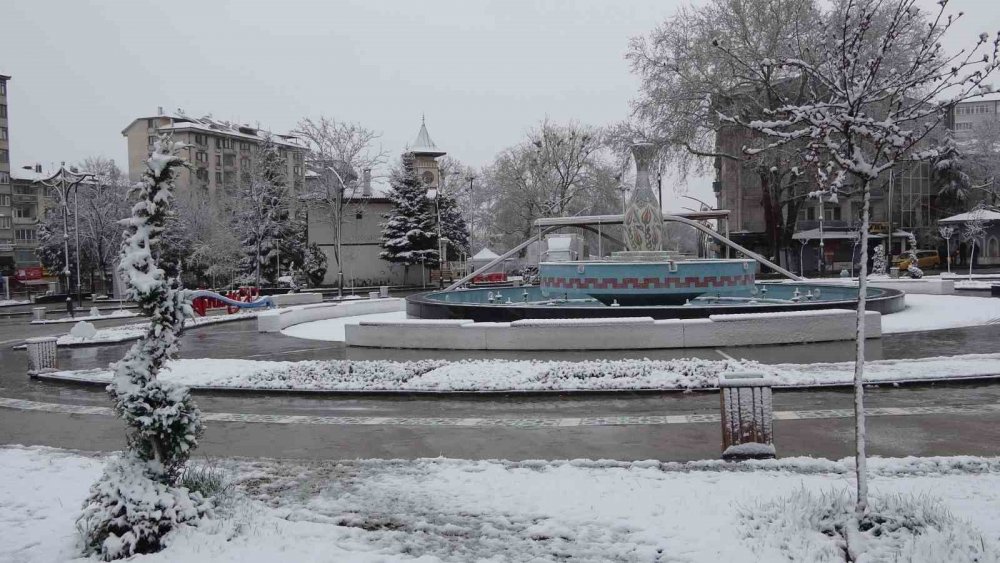 Geceden sabaha kadar yağan kar sonrası şehir güzelliğe büründü