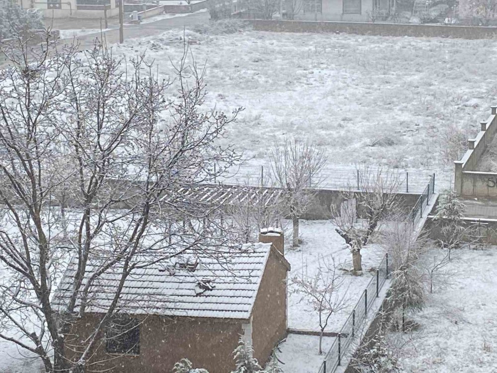 Konya'nın ilçesinde kar yağışı etkili oldu, kar kalınlığı 10 santimetreyi buldu