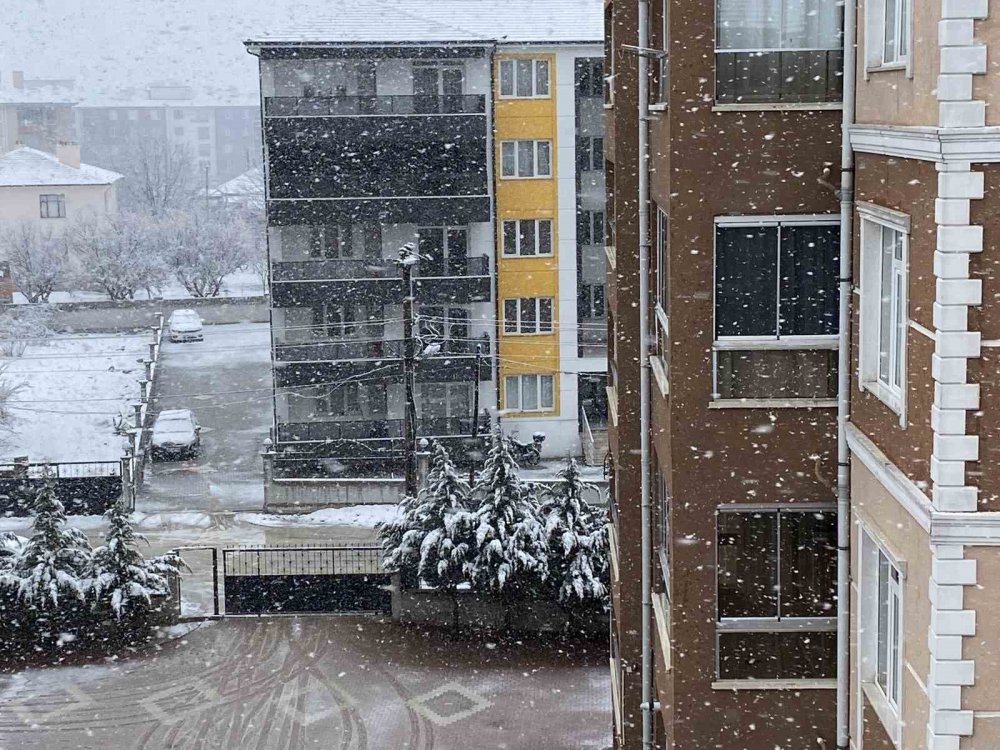 Konya'nın ilçesinde kar yağışı etkili oldu, kar kalınlığı 10 santimetreyi buldu