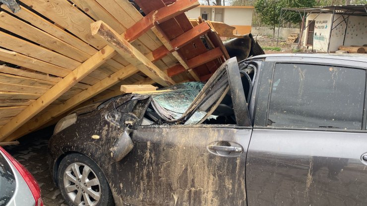 Okul çatısı uçtu