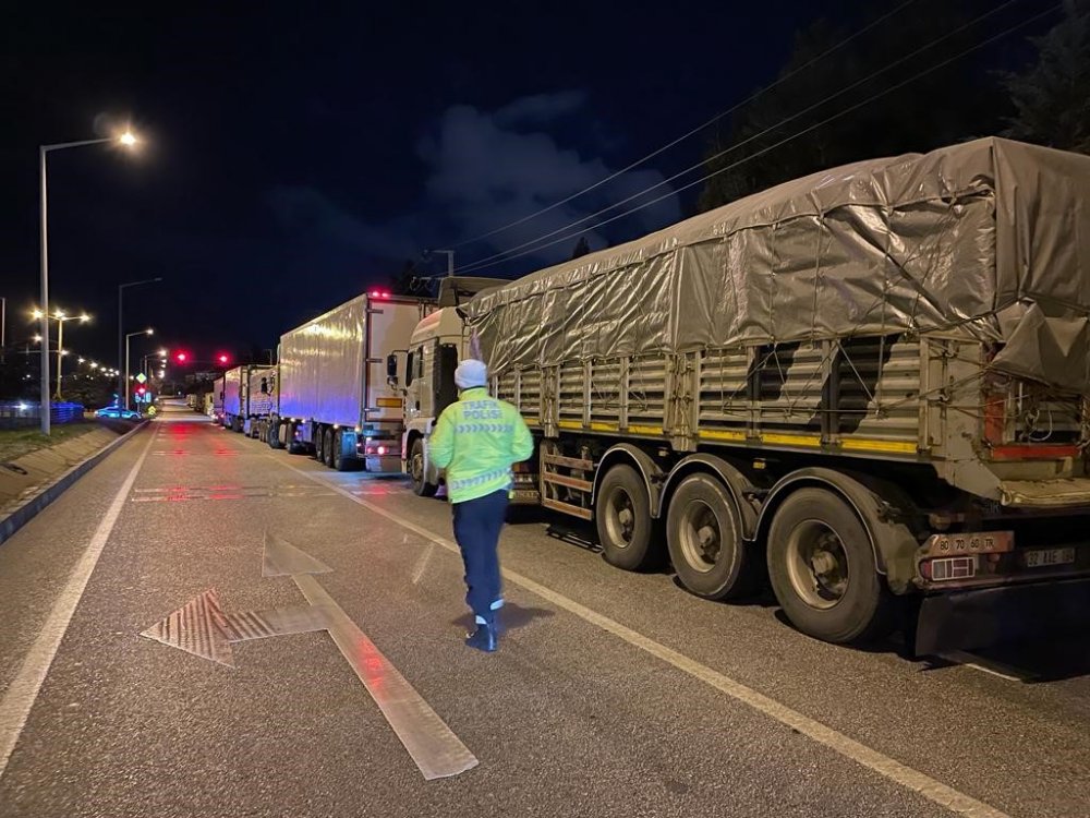 Burdur-Antalya karayolu buzlanma nedeniyle trafiğe kapatıldı