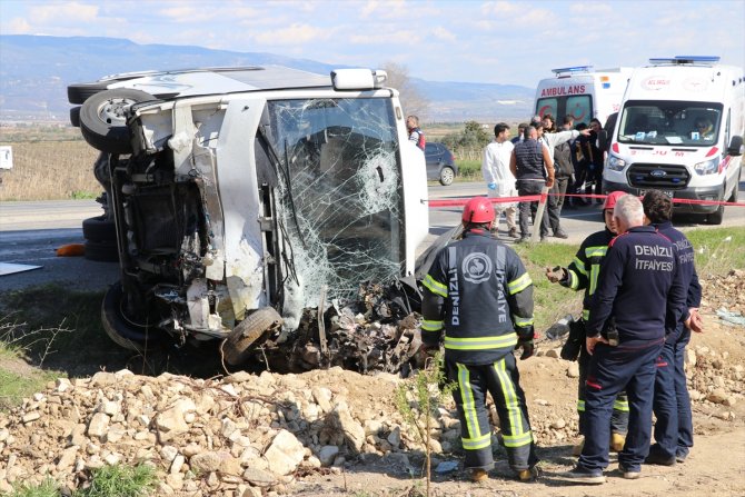 Tur midibüsü ile otomobil çarpıştı, 2 kişi öldü, 23 kişi yaralandı