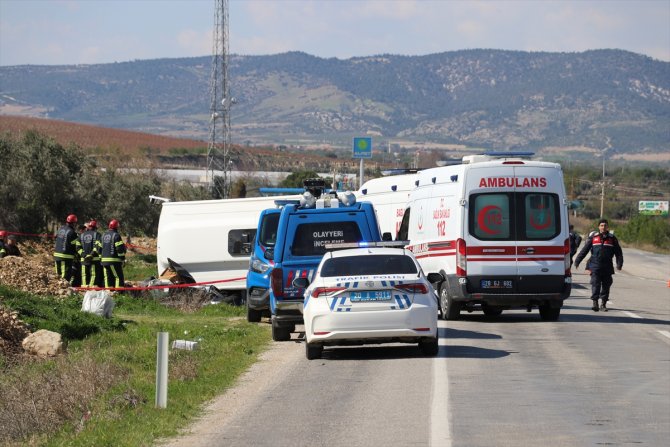 Tur midibüsü ile otomobil çarpıştı, 2 kişi öldü, 23 kişi yaralandı