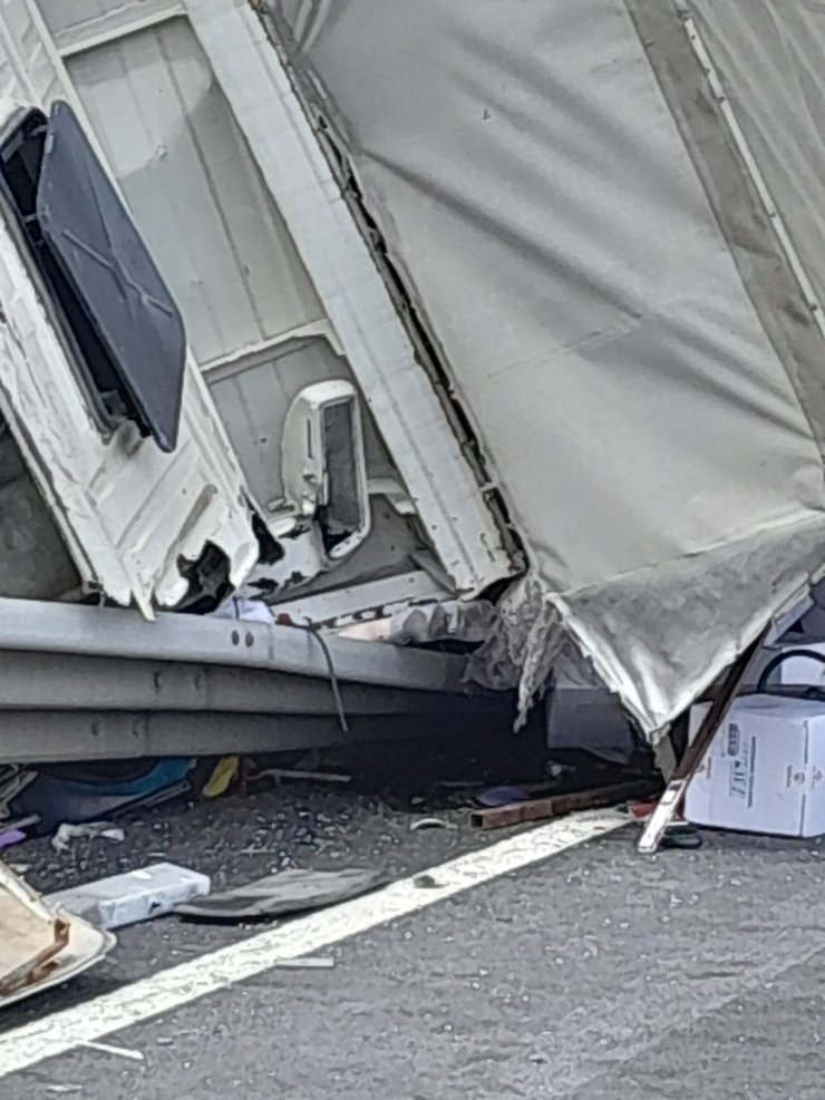 Devrilen tarım ilacı yüklü kamyonun şoförü öldü