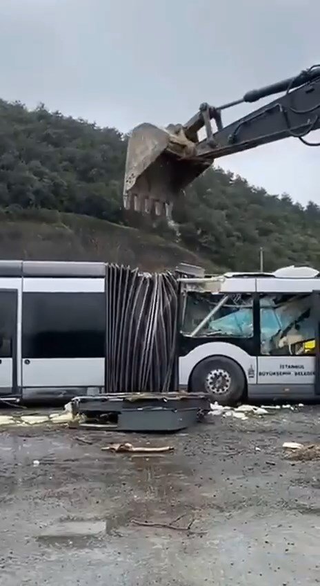 Metrobüs parçalama görüntüleri tartışmaya neden oldu