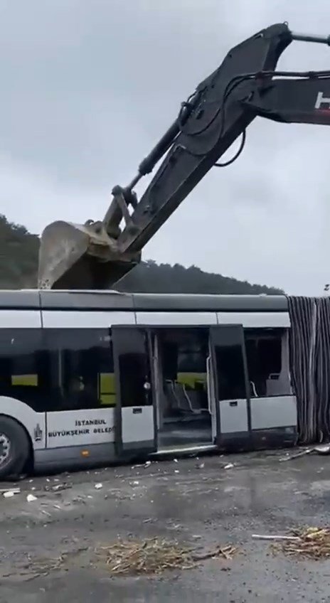 Metrobüs parçalama görüntüleri tartışmaya neden oldu