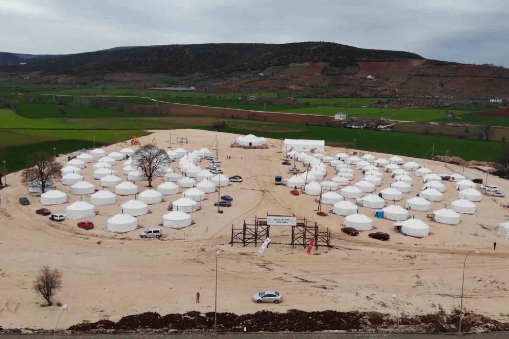 Şehir dışındaki ailesinin yanına gidecekken depreme yakalandı: Kendisi kurtuldu, oğlu öldü