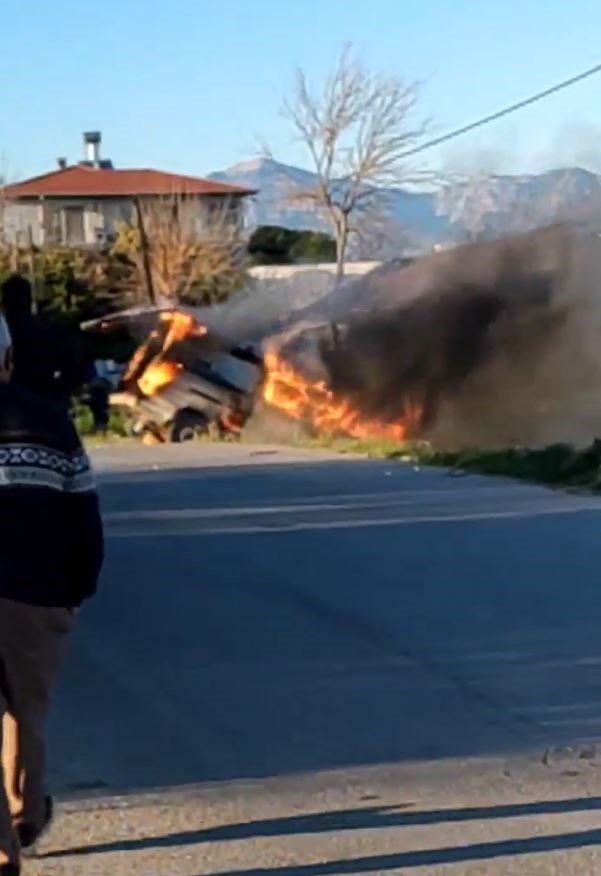 Trafik kazası sonrası otomobil alev alev yandı: 4 yaralı