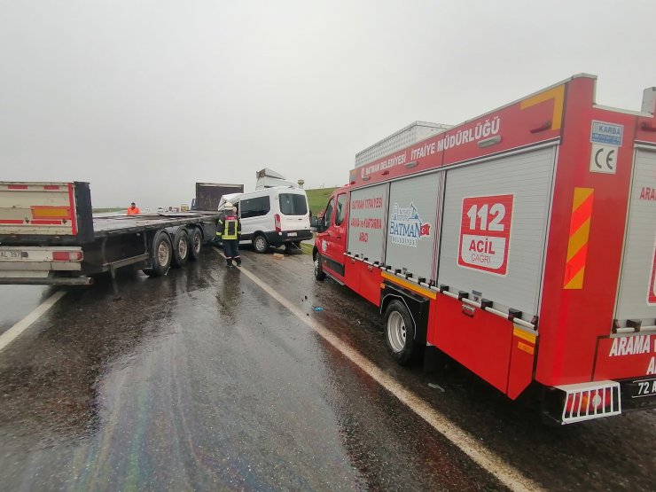 Batman'da minibüs ile TIR çarpıştı: 1 ölü, 4 yaralı