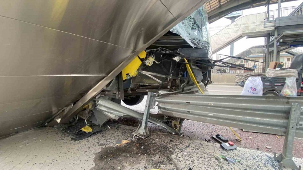 Belediye otobüsü bariyerlere ok gibi saplandı