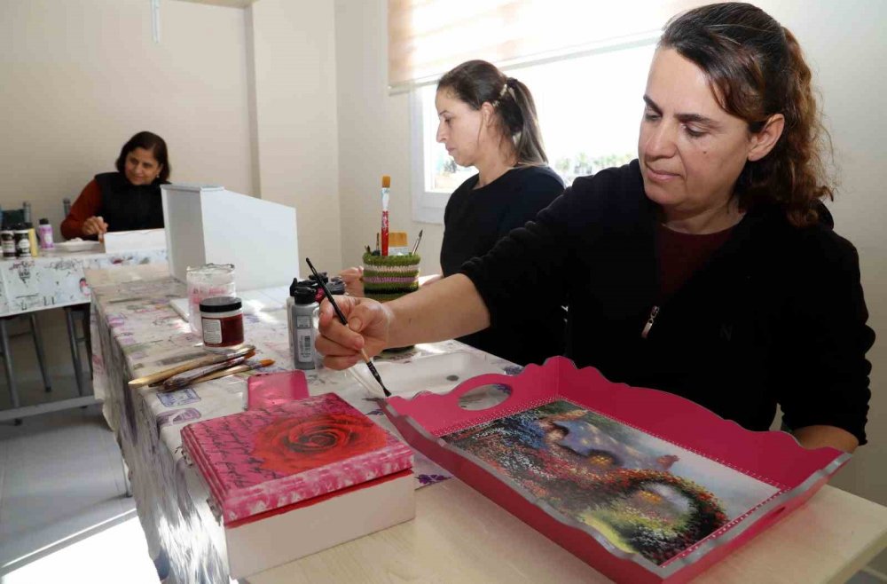 Depremzede kadınlar, ürettikleri ürünleri satışa çıkarıyor