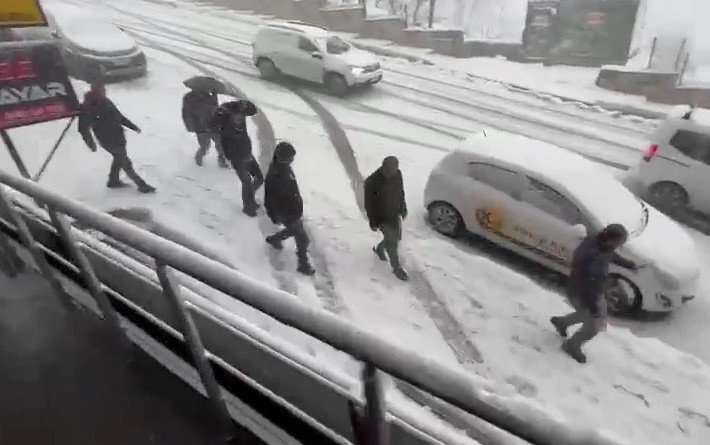 Karda kayganlaşan yolda kaza yapan otomobil kamerada