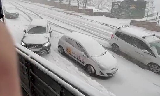 Karda kayganlaşan yolda kaza yapan otomobil kamerada