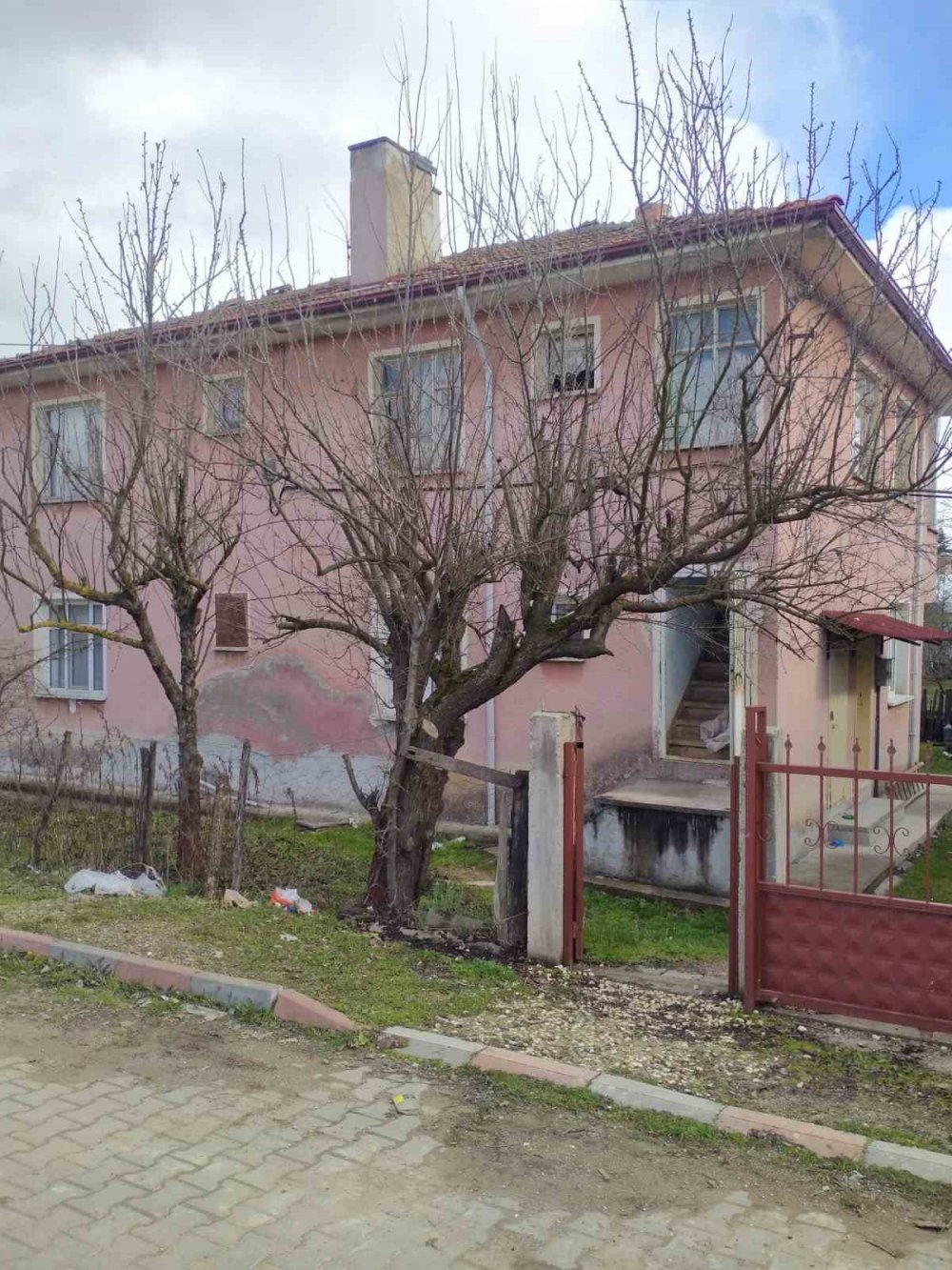 Komşuları haber alamadı, ölü bulundu