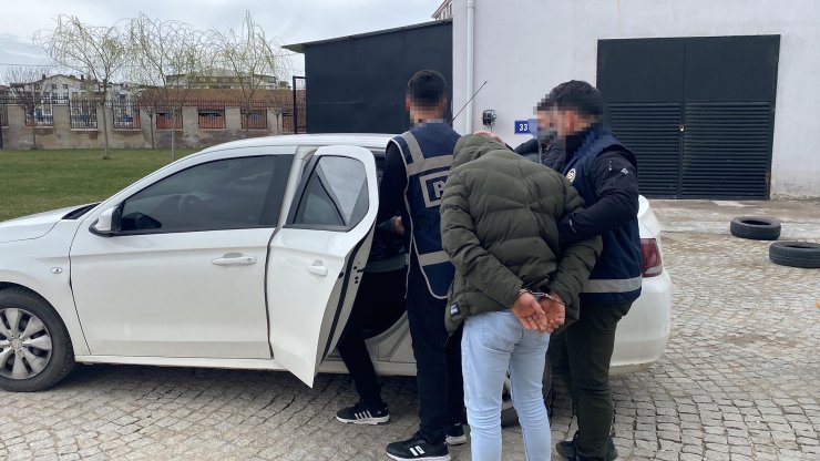 'Postacı' kılığına bürünen polis, uyuşturucu taciri 4 şüpheliyi gözaltına aldı