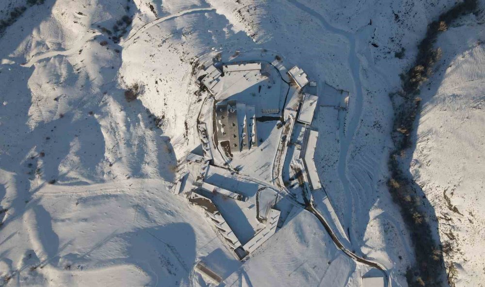 Şehirden 45 kilometre uzak dağların arasında bir müze