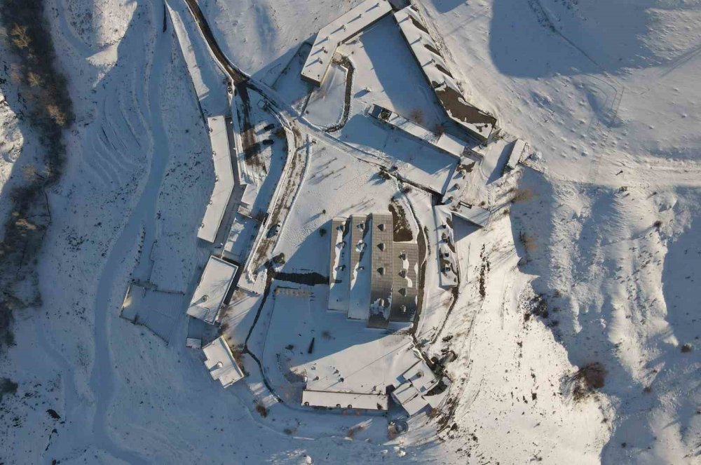 Şehirden 45 kilometre uzak dağların arasında bir müze