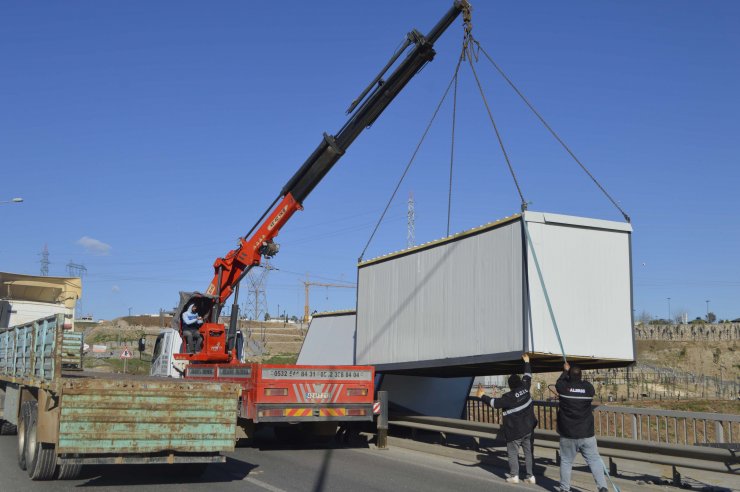 TIR'dan düşen konteynerler yolu kapattı