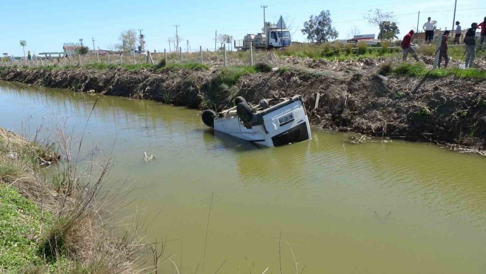 Kanala uçup ters dönen araçtan burunları kanamadan çıktılar